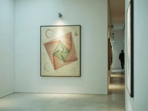 Pintura esotérica geométrica colgada en una galería